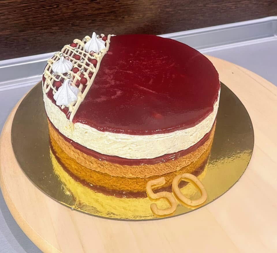 Forralt boros torta erdei gyümölccsel és mandulával