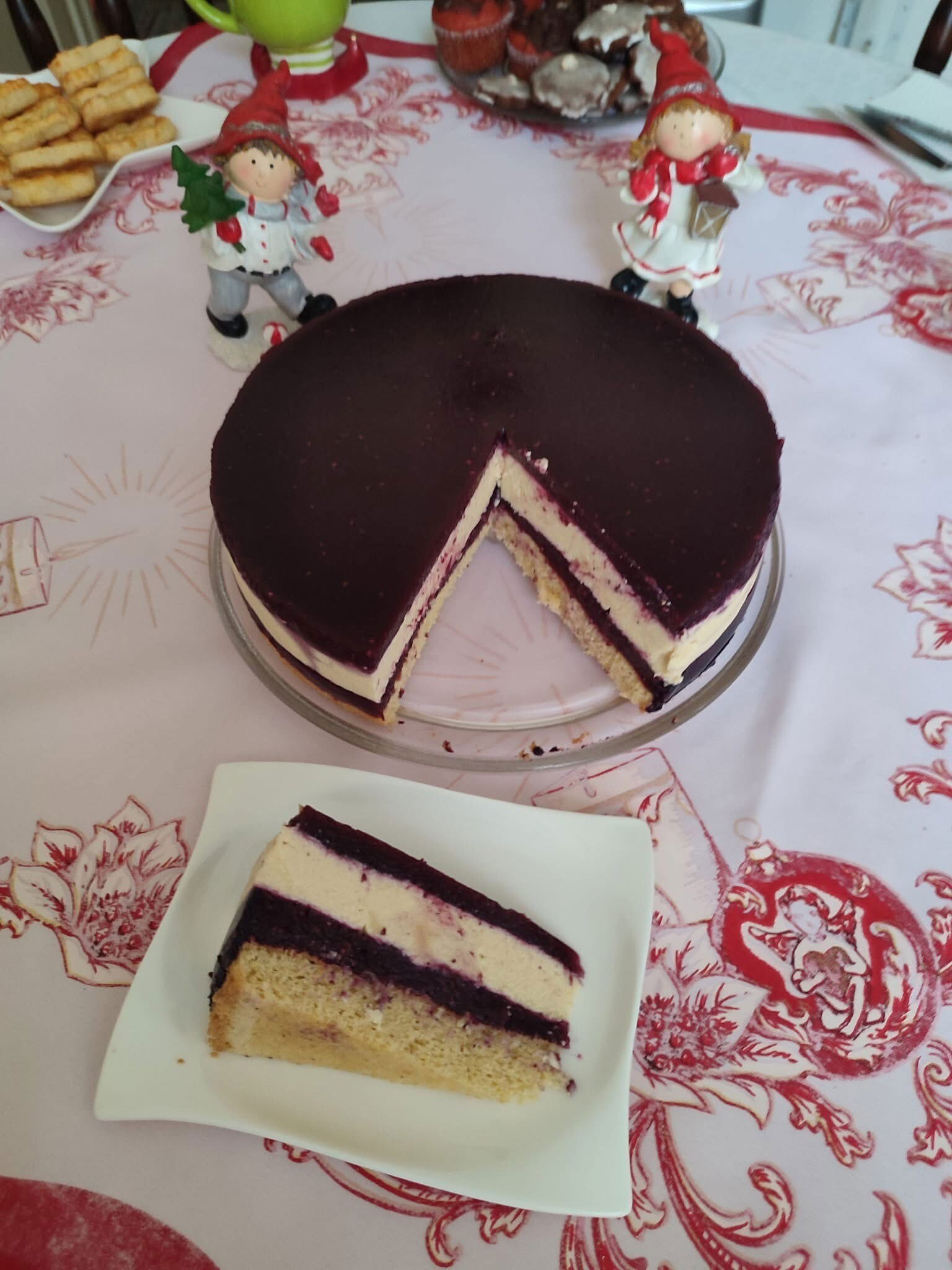 Forralt boros torta erdei gyümölccsel és mandulával