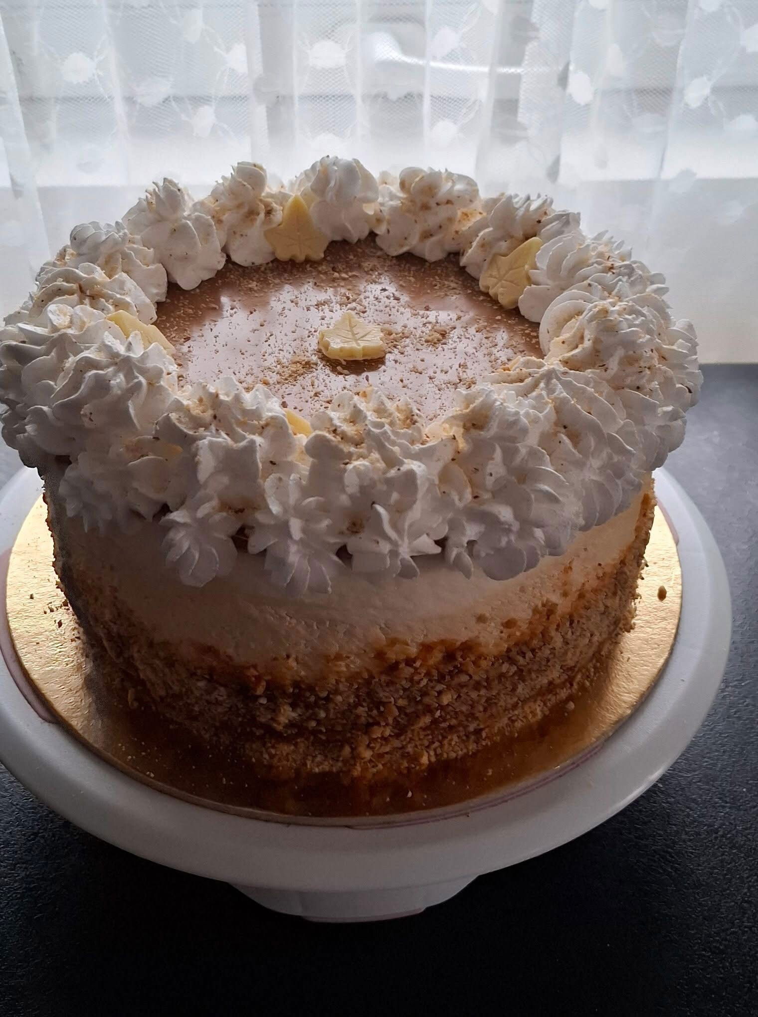Fehér csokis sós karamell torta