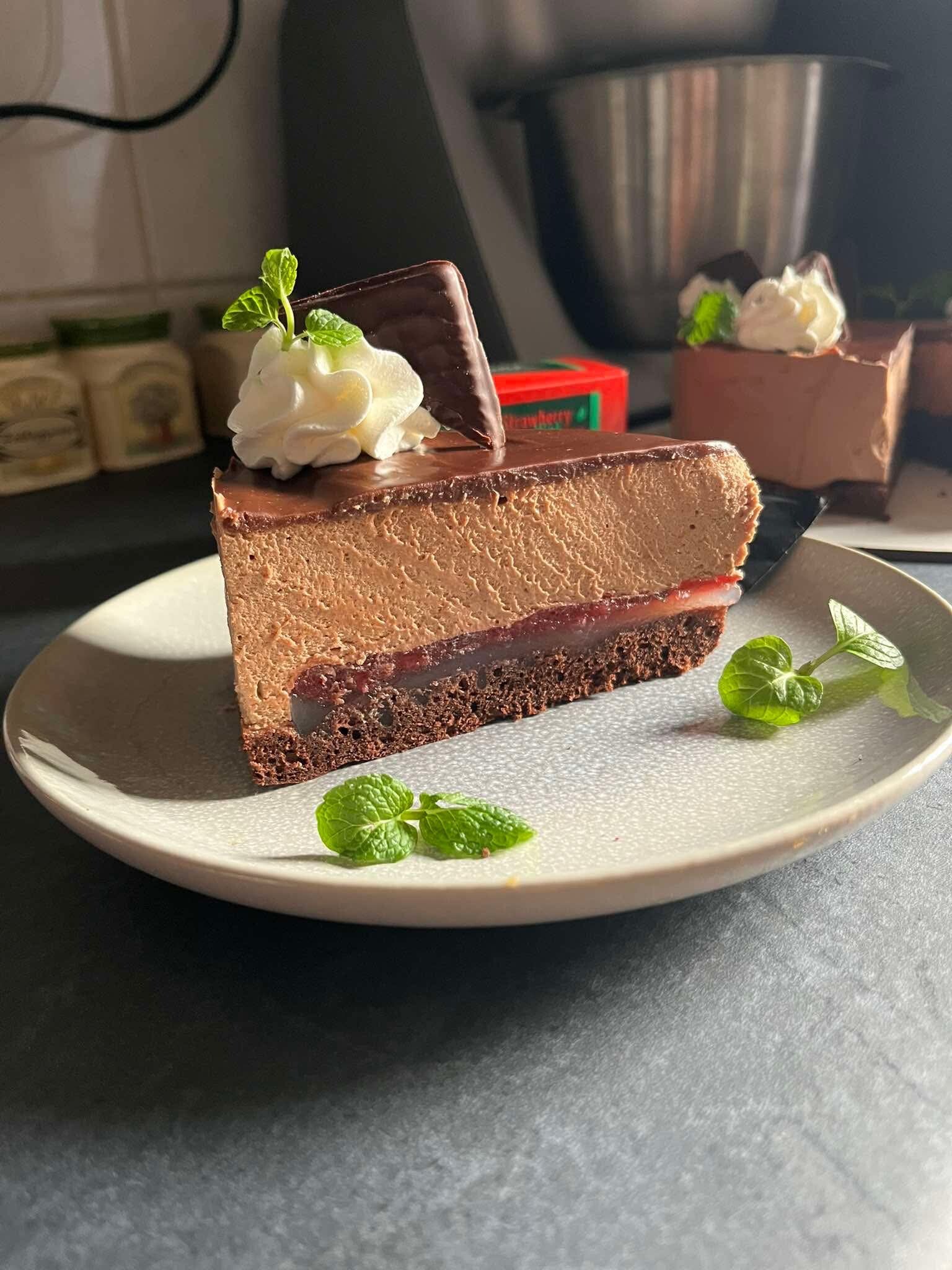 Mentás-epres csokoládé torta (Epres After Eight ihlette)