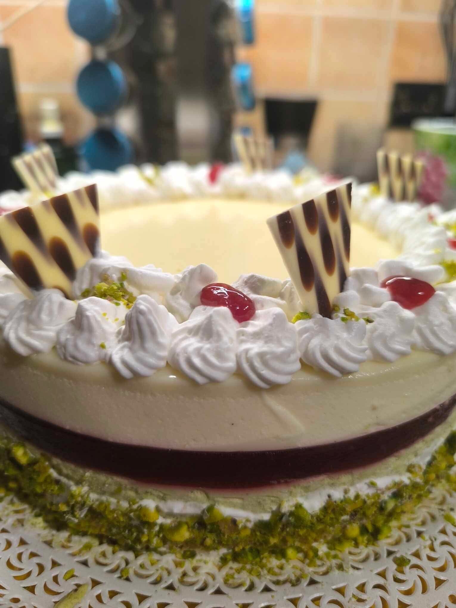 Fehércsokis pisztáciás torta málnával (Alattyán tortája 2021)