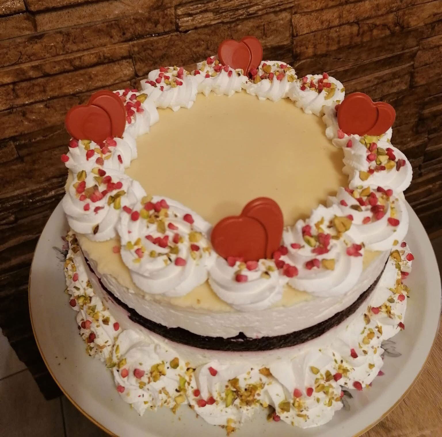 Fehércsokis pisztáciás torta málnával (Alattyán tortája 2021)