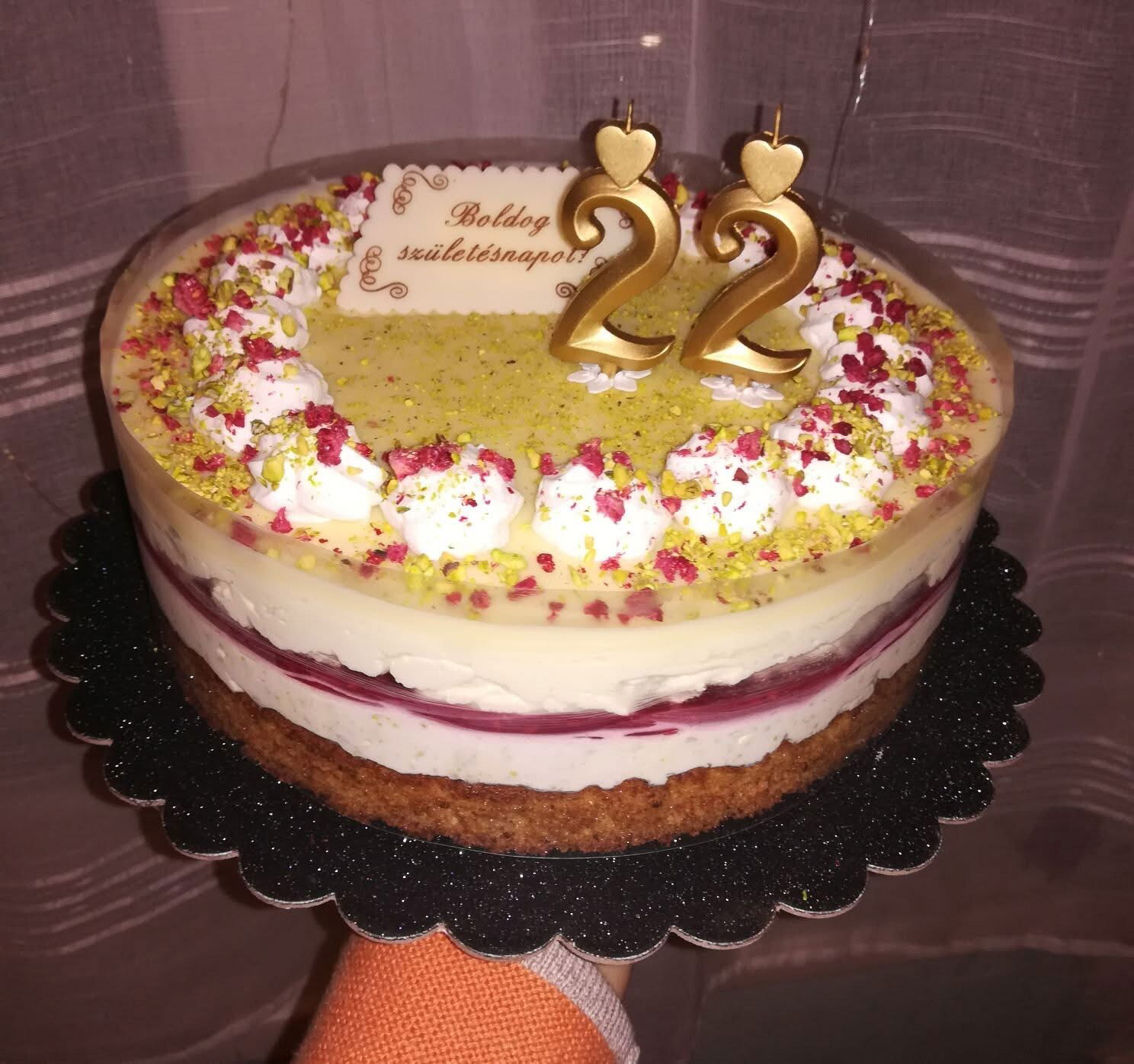 Fehércsokis pisztáciás torta málnával (Alattyán tortája 2021)