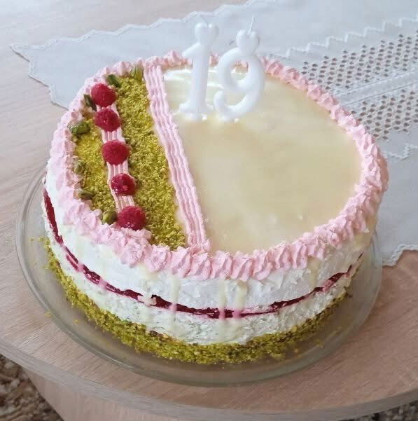 Fehércsokis pisztáciás torta málnával (Alattyán tortája 2021)
