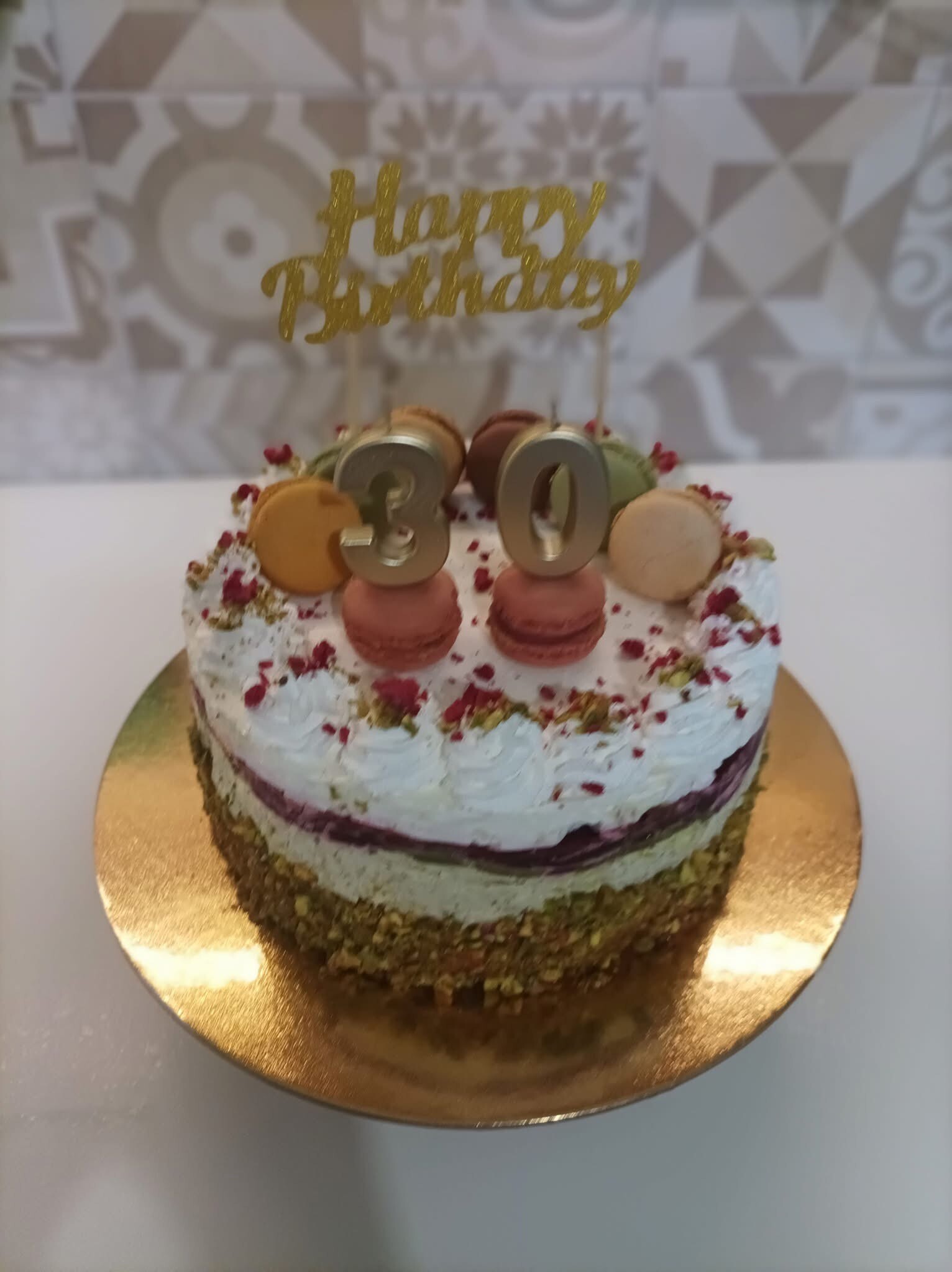 Fehércsokis pisztáciás torta málnával (Alattyán tortája 2021)
