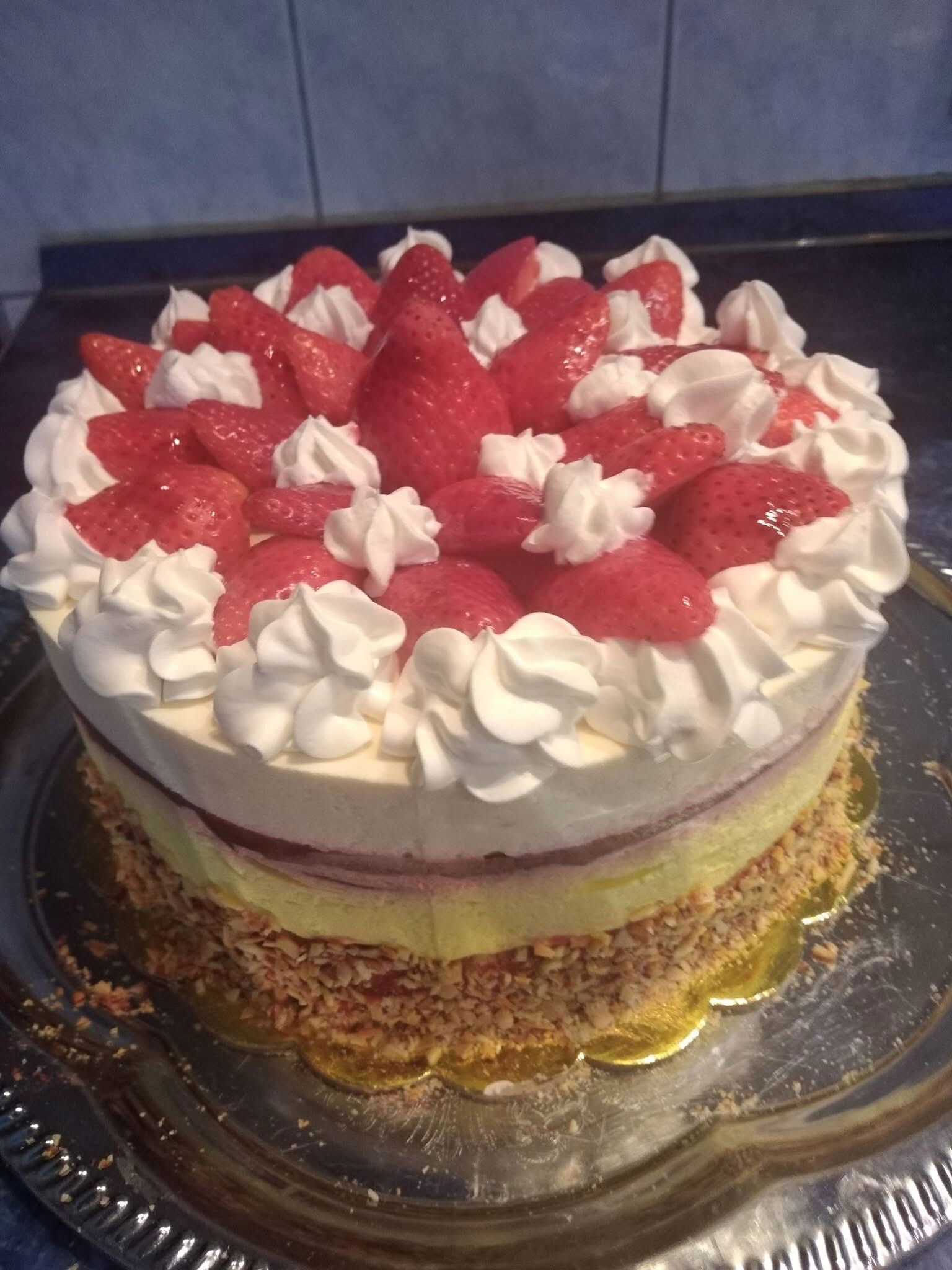 Fehér csokis mangó torta eperrel