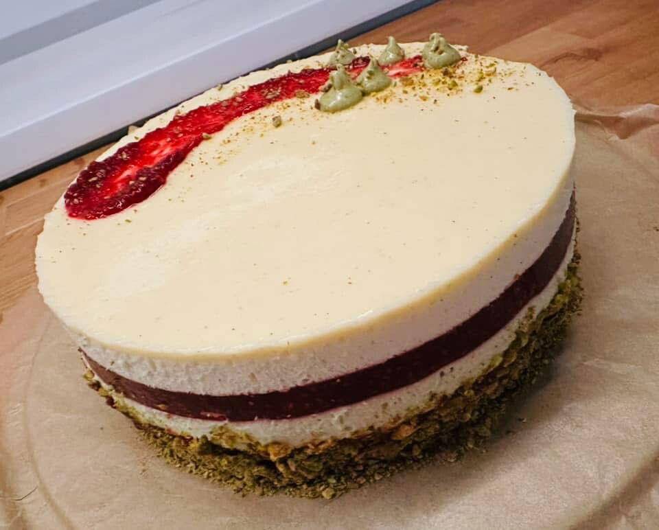 Fehércsokis pisztáciás torta málnával (Alattyán tortája 2021)