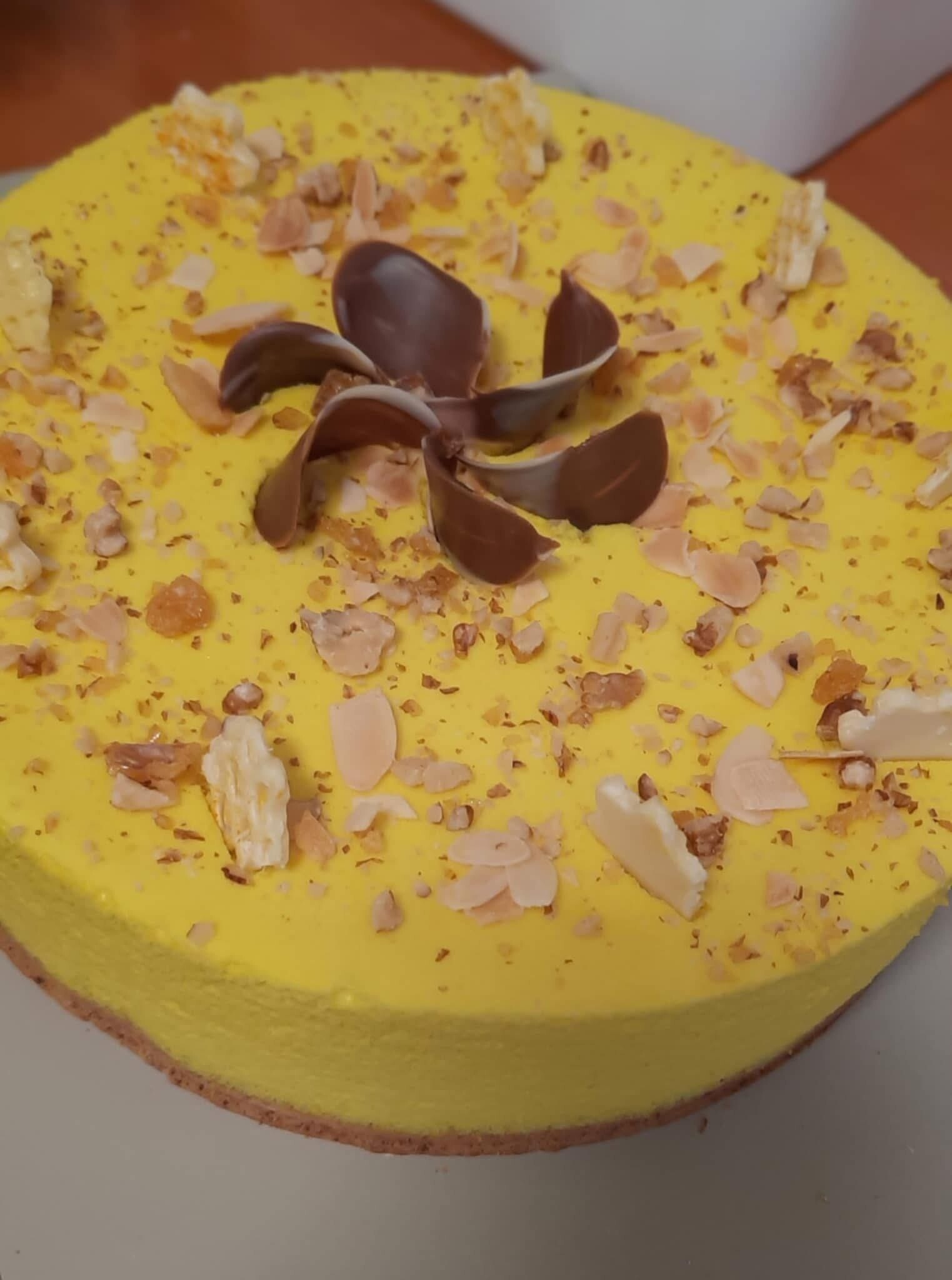 Mézes-kurkumás torta dióval és naranccsal