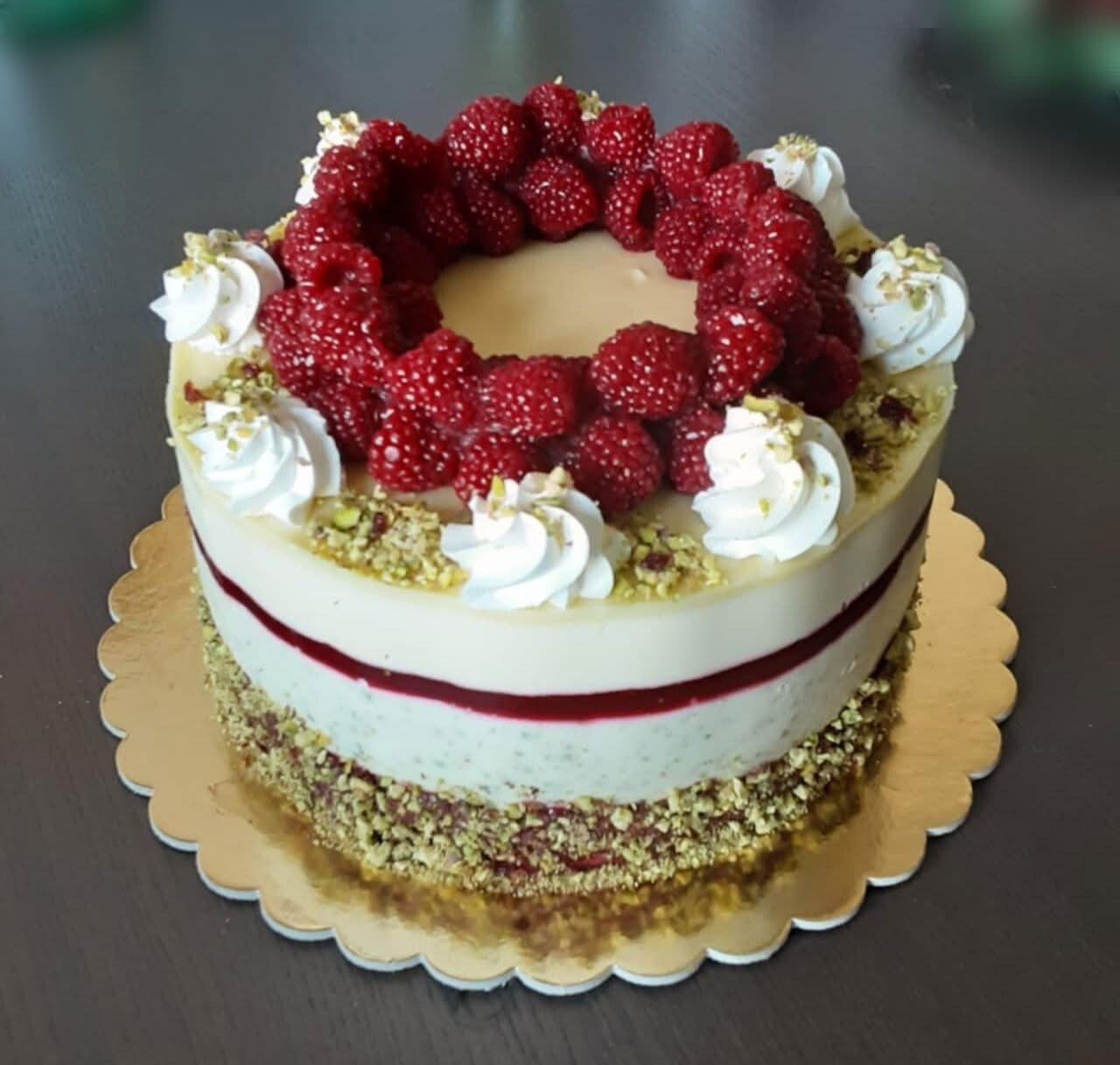 Fehércsokis pisztáciás torta málnával (Alattyán tortája 2021)
