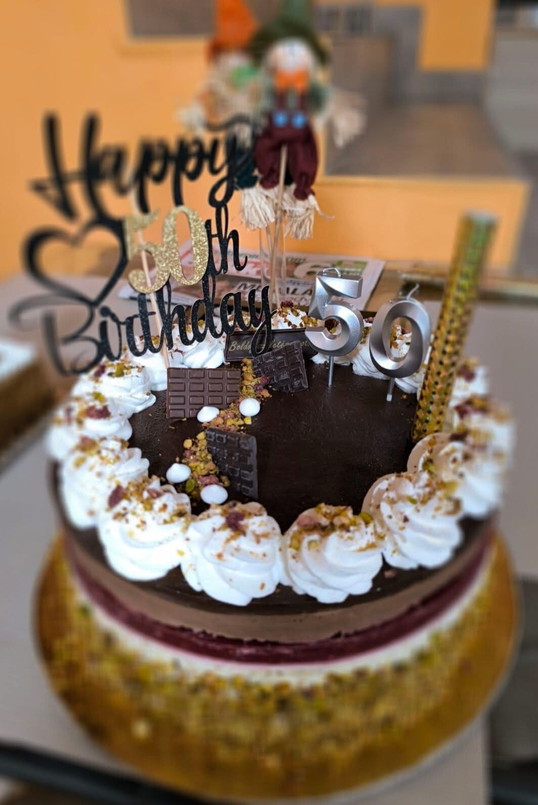 Fehércsokis pisztáciás torta málnával
