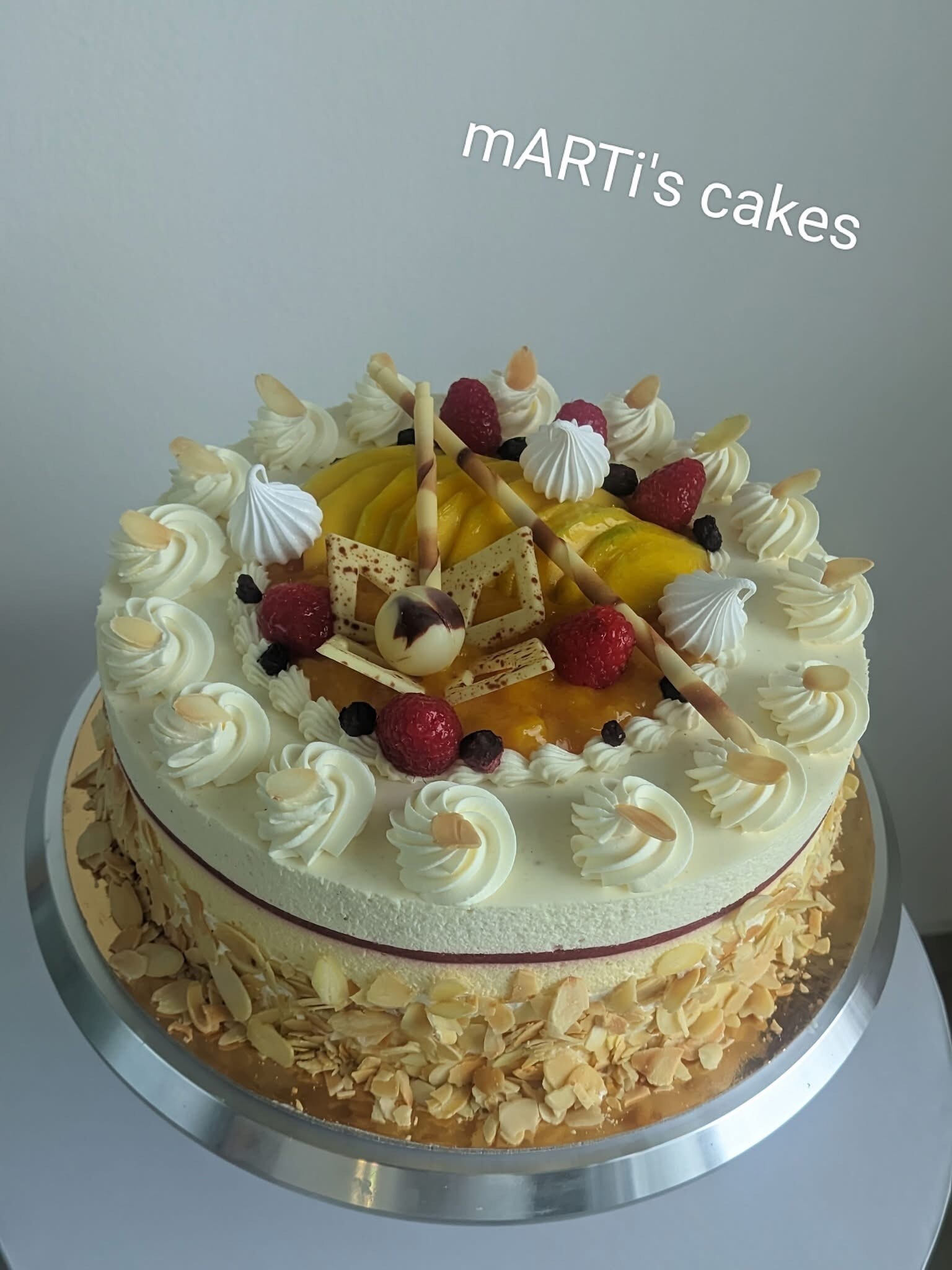 Fehér csokis mangó torta eperrel