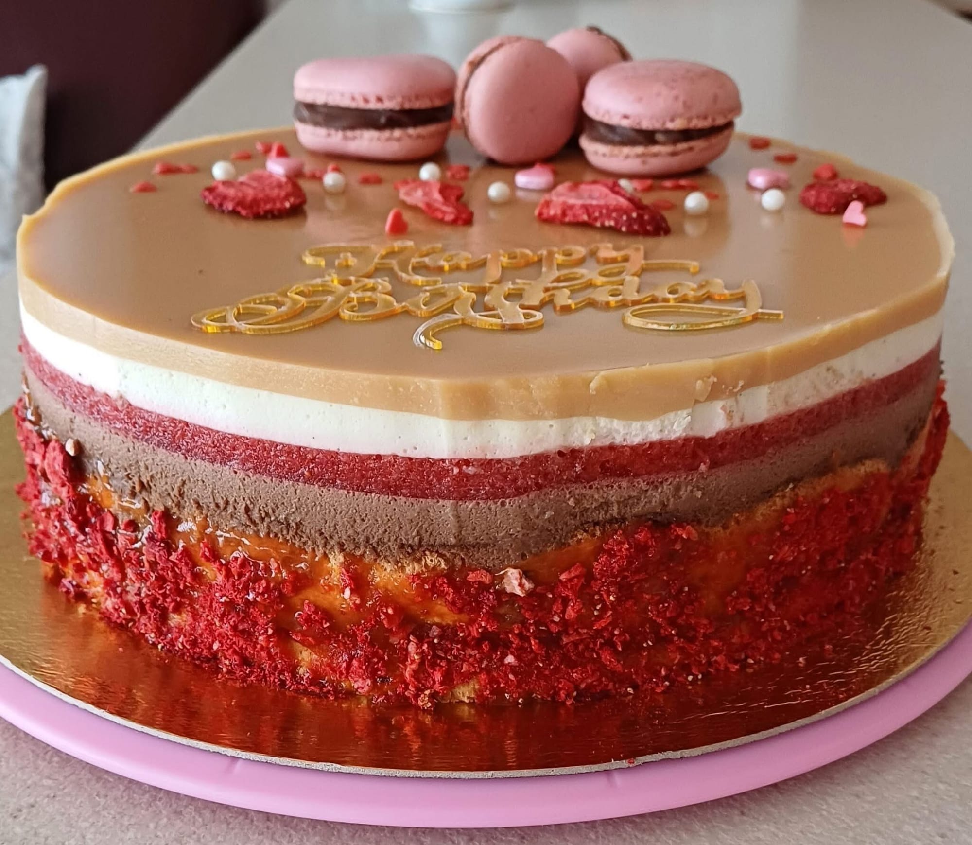 Csokis-vaníliás torta eperrel, és karamellel