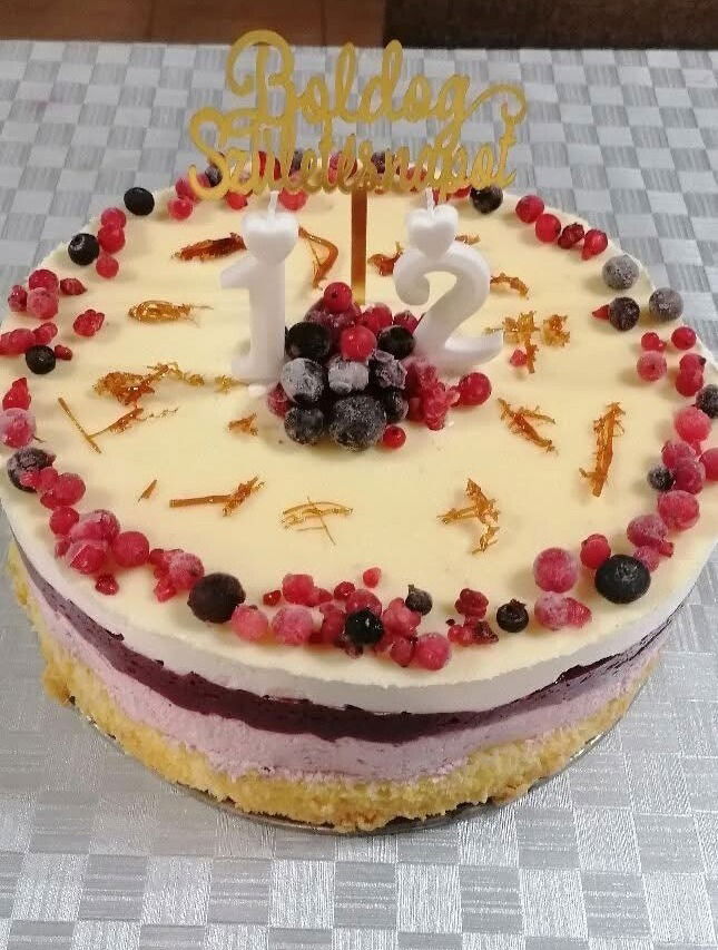 Erdei gyümölcsös joghurt mousse torta