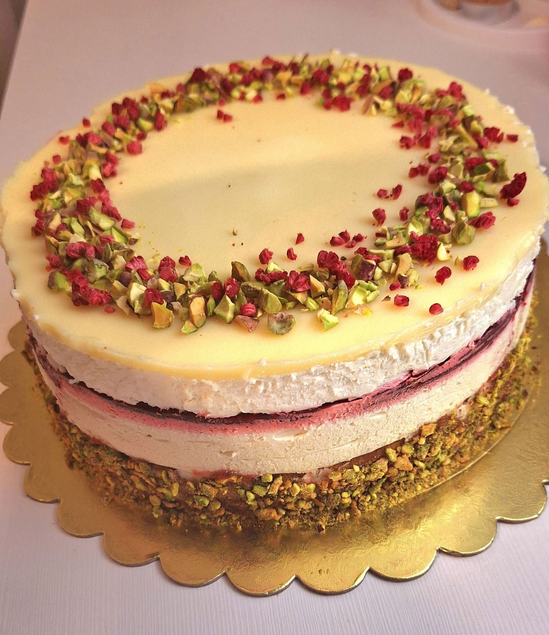 Fehércsokis pisztáciás torta málnával (Alattyán tortája 2021)