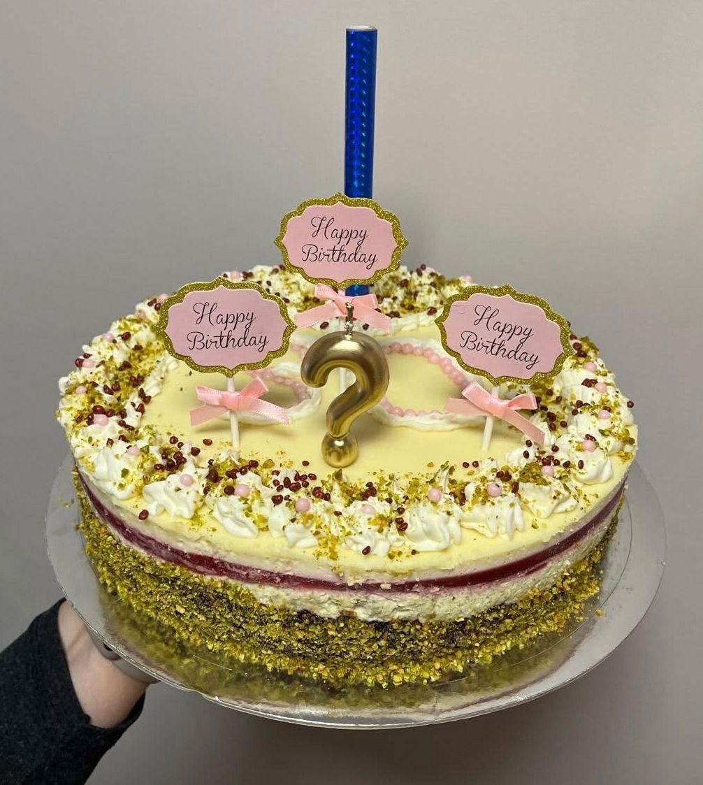 Fehércsokis pisztáciás torta málnával (Alattyán tortája 2021)