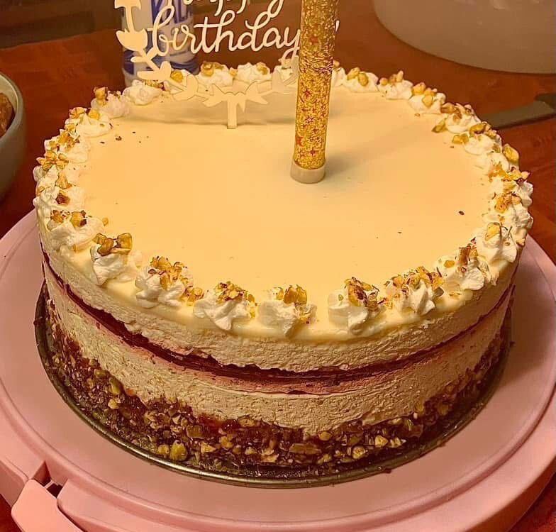 Fehércsokis pisztáciás torta málnával (Alattyán tortája 2021)