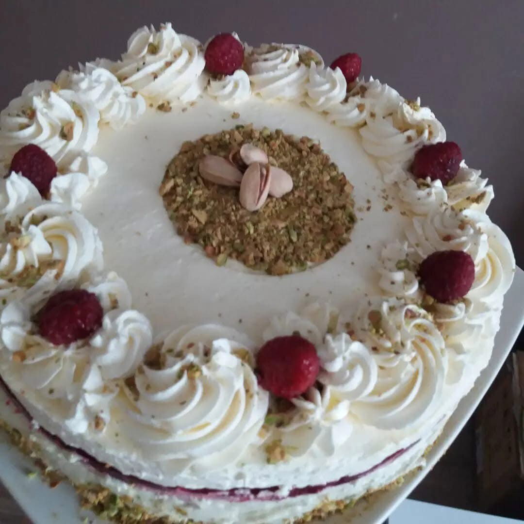 Fehércsokis pisztáciás torta málnával (Alattyán tortája 2021)