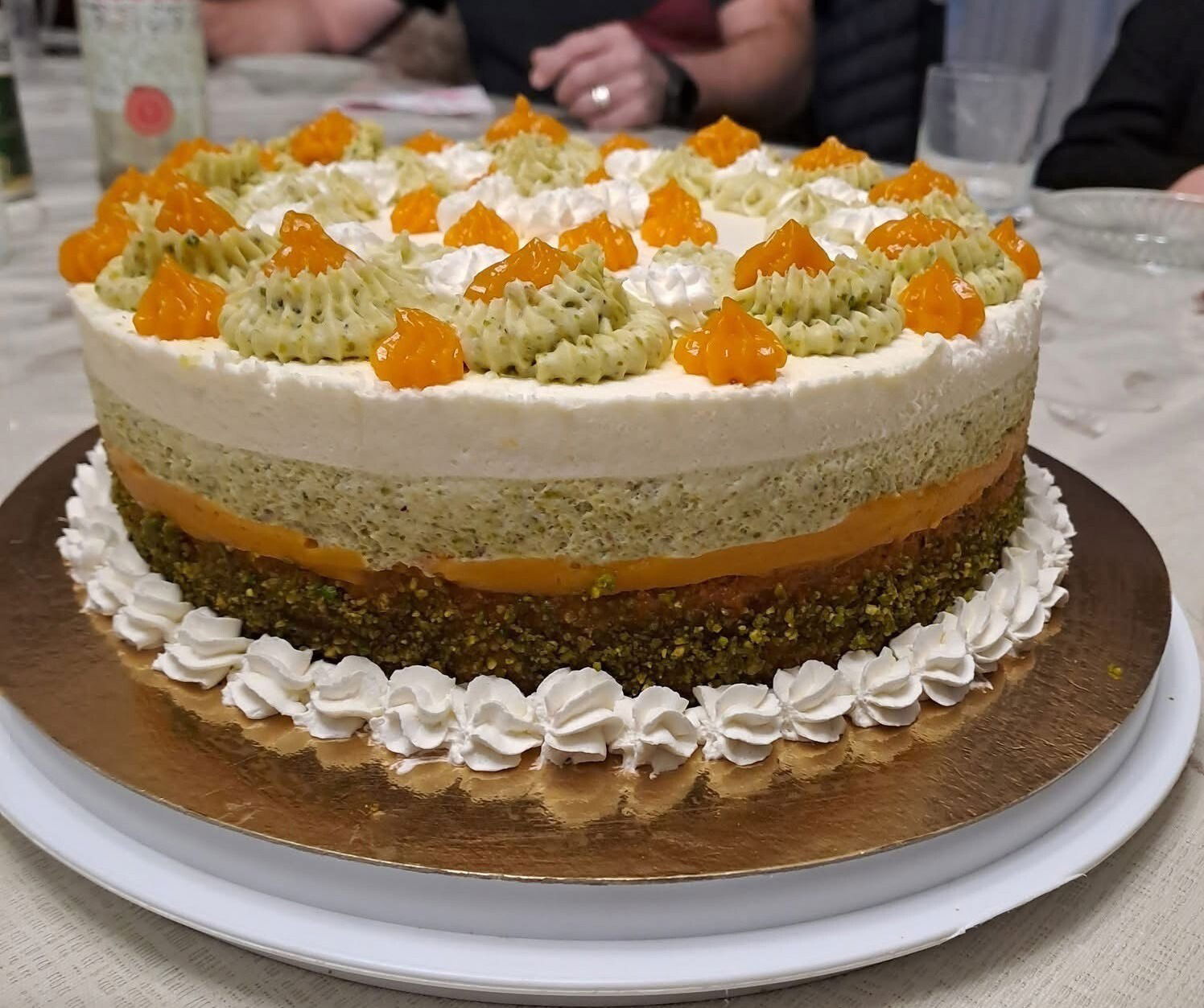 Sárgabarackos pisztácia torta tejfölös fehércsokis krémmel