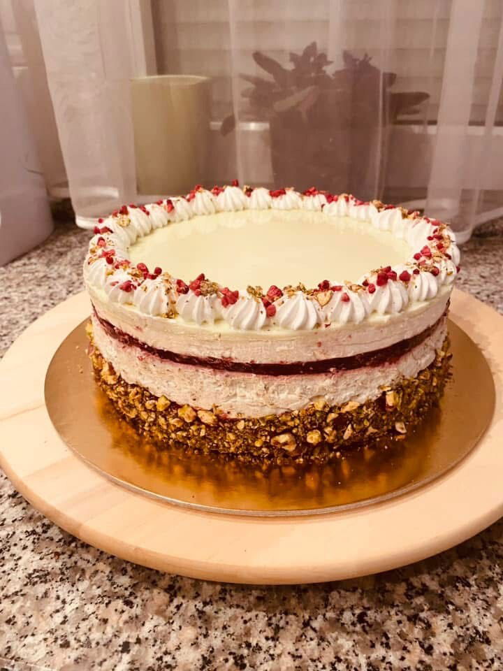 Fehércsokis pisztáciás torta málnával (Alattyán tortája 2021)