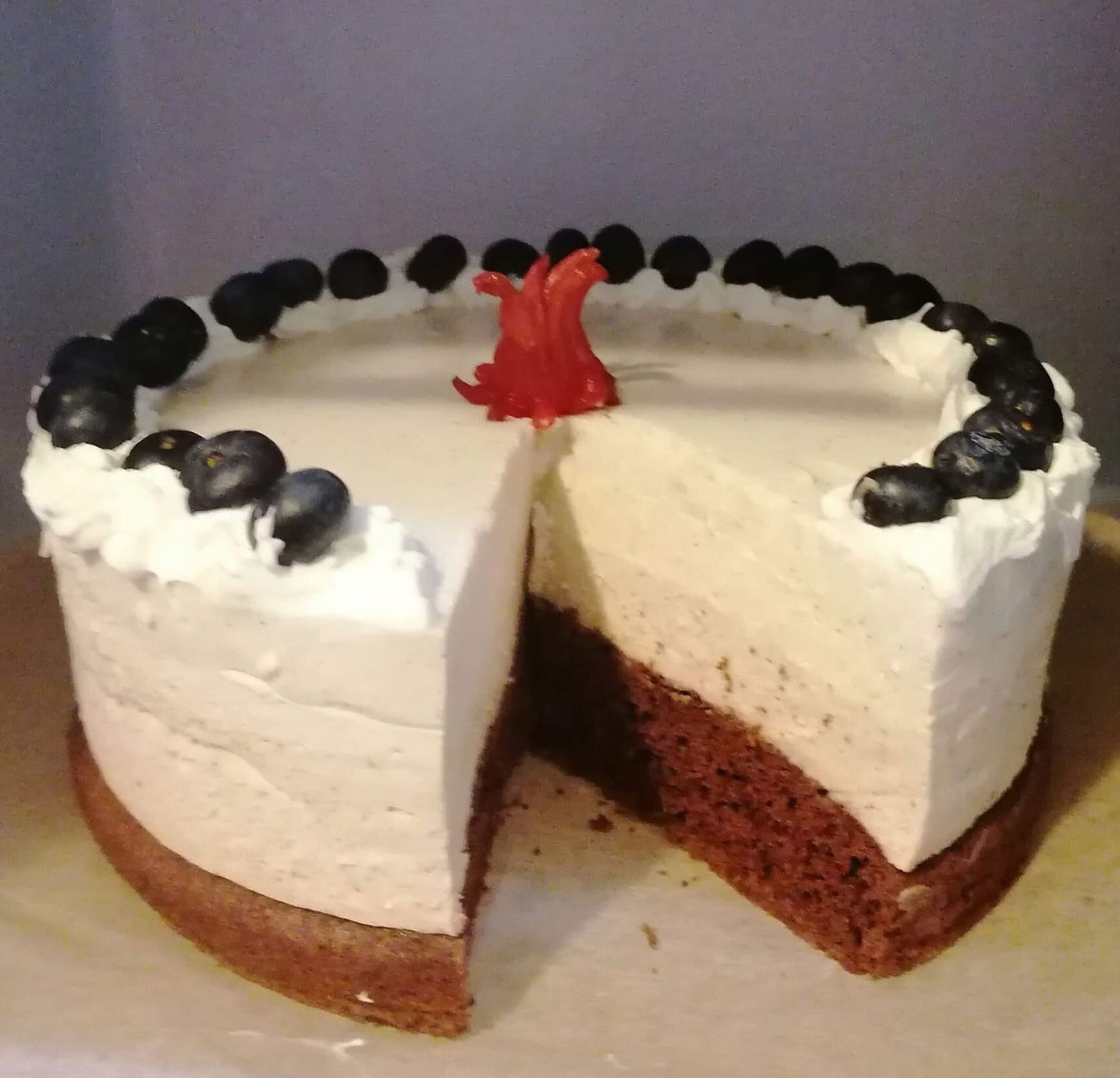 Kávés gesztenye torta friss gyümölcsökkel