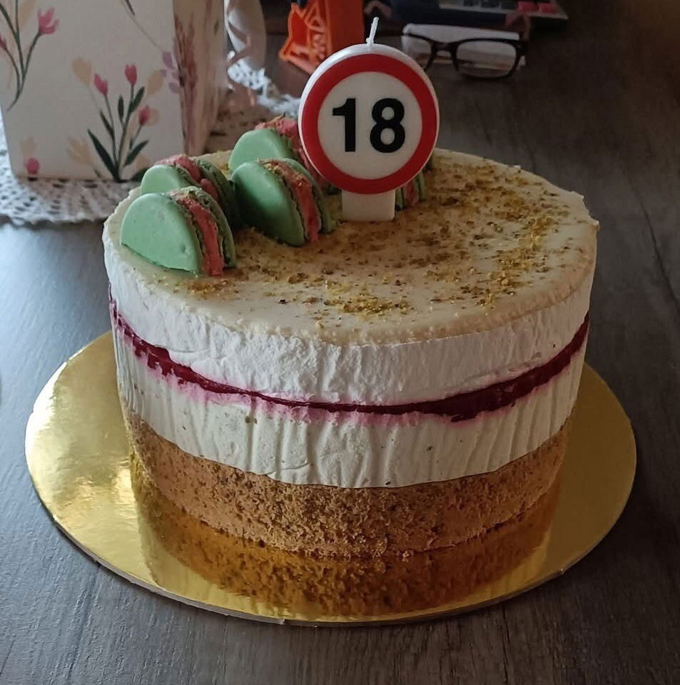 Fehércsokis pisztáciás torta málnával (Alattyán tortája 2021)