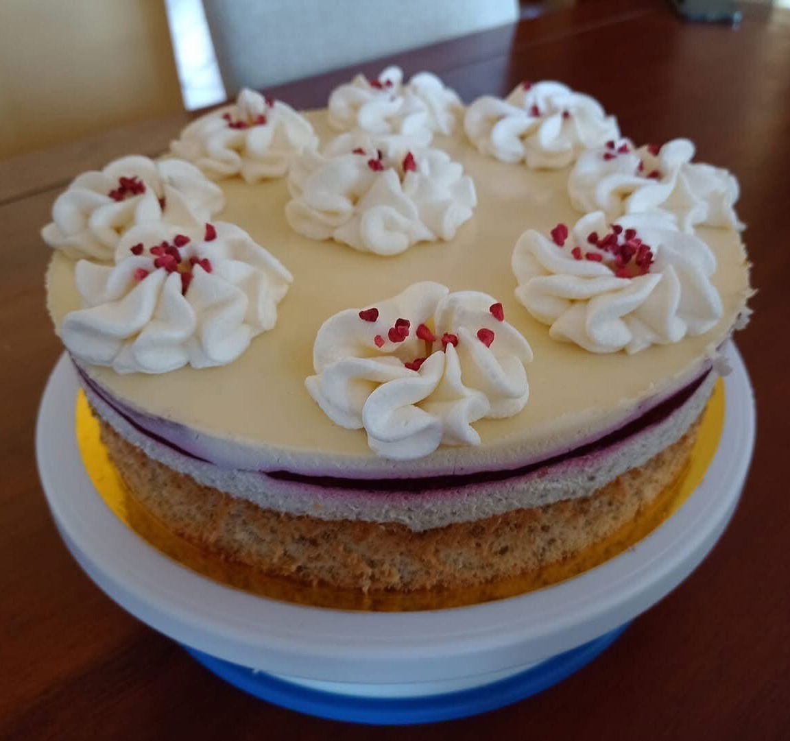 Fehércsokis pisztáciás torta málnával (Alattyán tortája 2021)