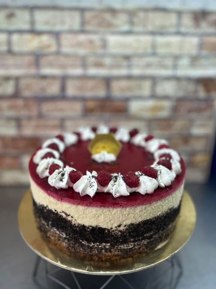 Málnás máktorta csillagánizsos vanília mousse-al