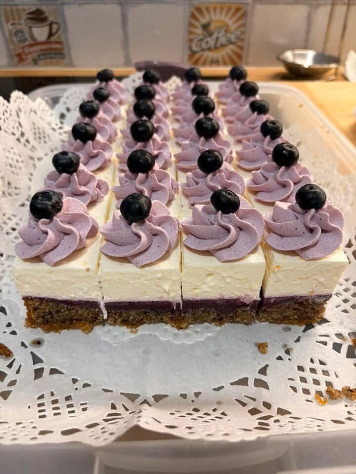 Narancsos joghurt torta áfonyával, grízes tésztával