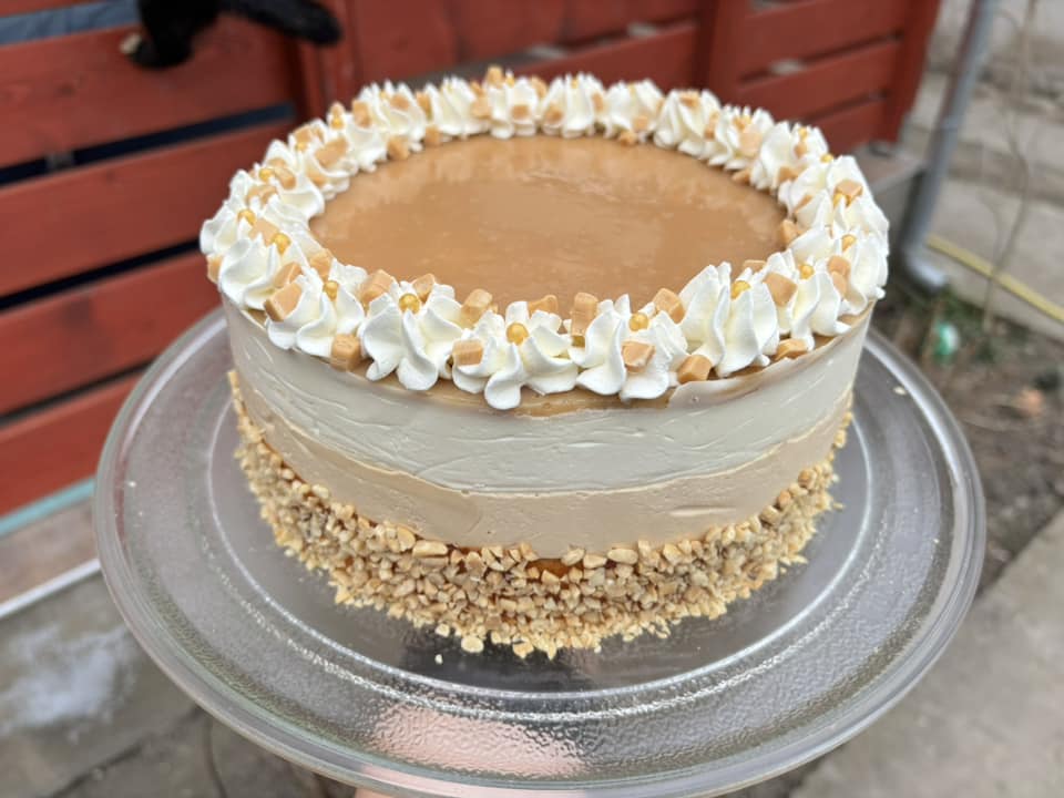 Fehér csokis sós karamell torta