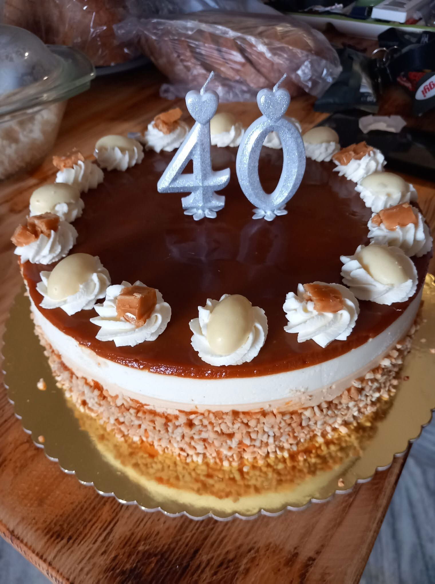 Fehér csokis sós karamell torta