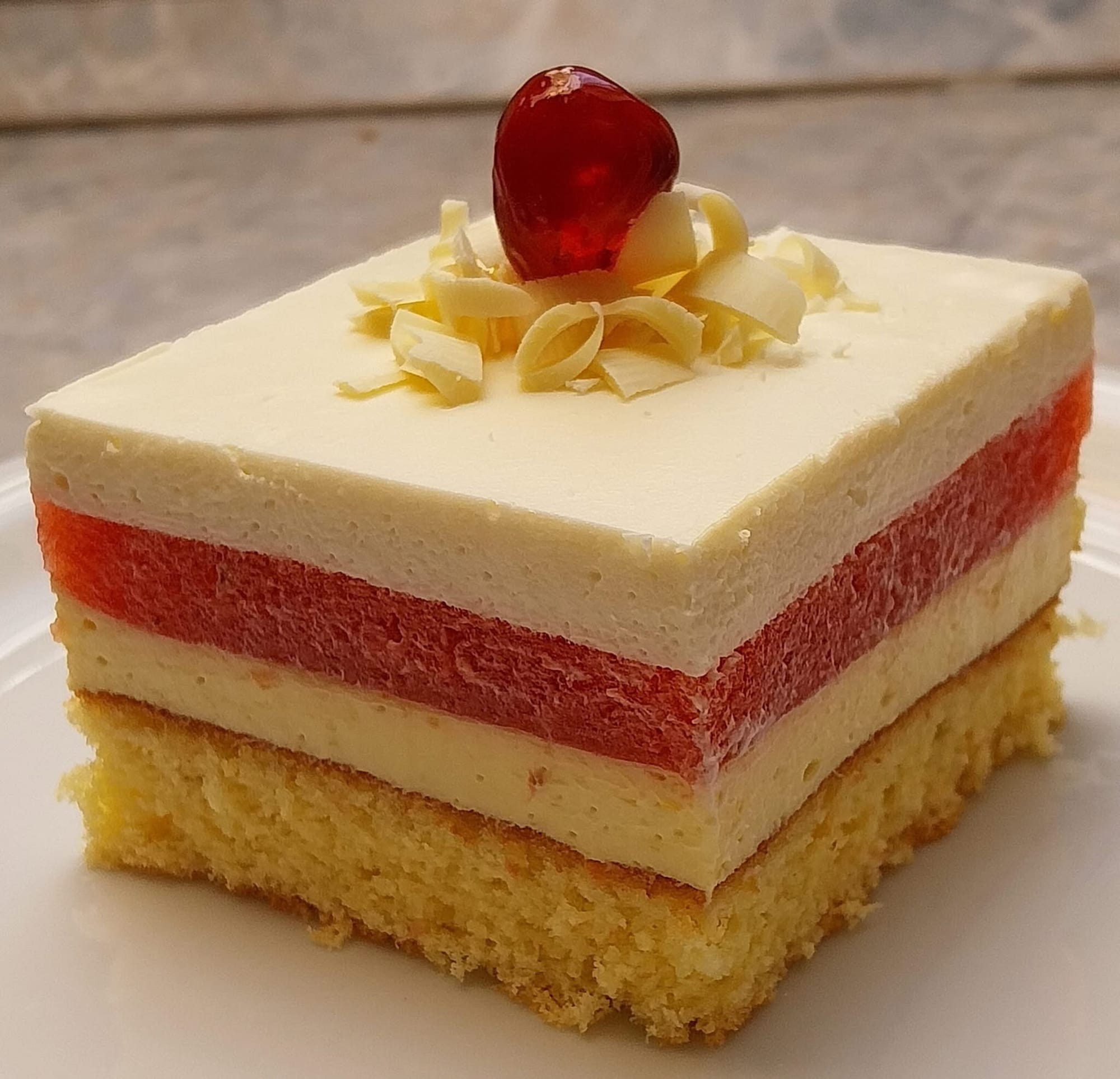 Fehér csokis mangó torta eperrel