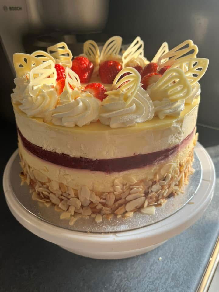 Fehér csokis mangó torta eperrel