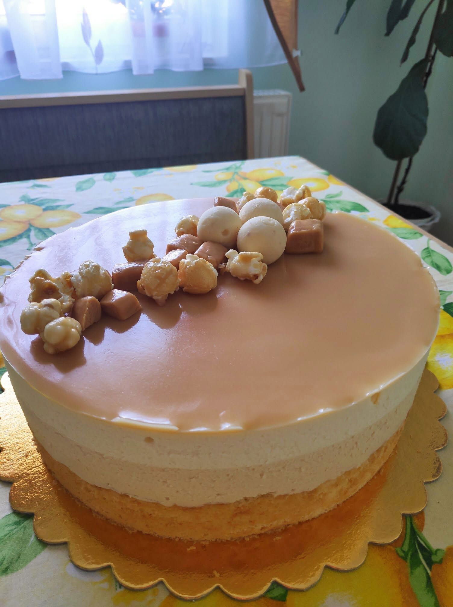Fehér csokis sós karamell torta