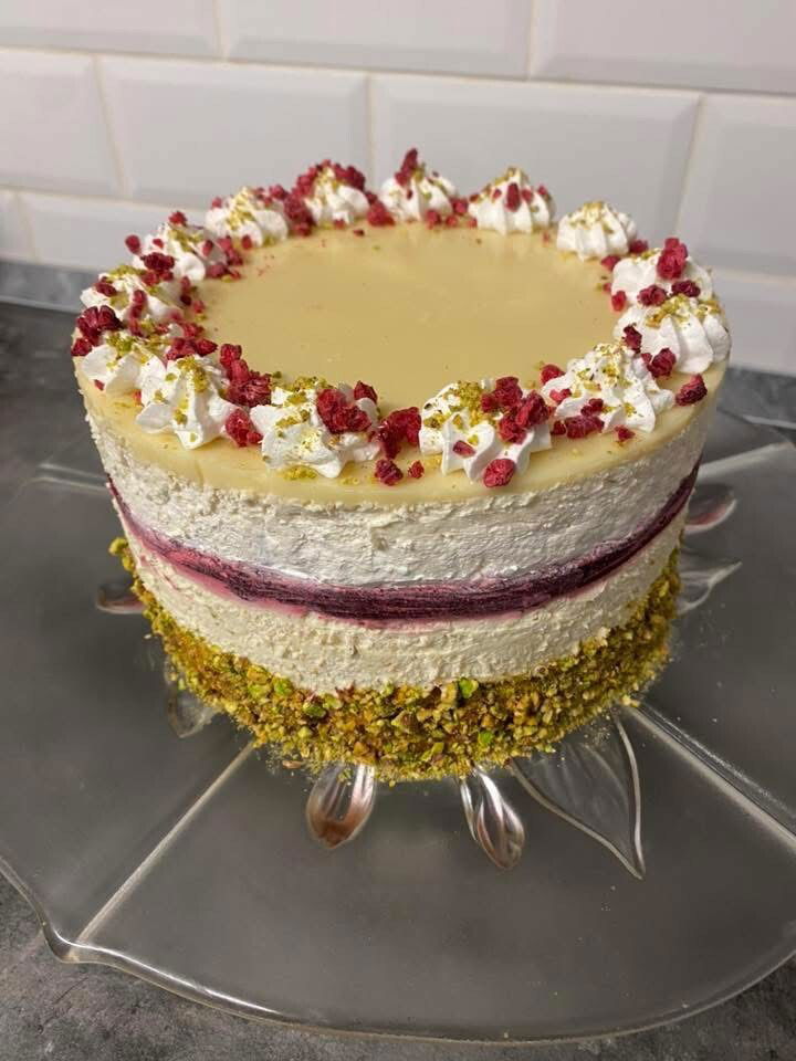 Fehércsokis pisztáciás torta málnával (Alattyán tortája 2021.)