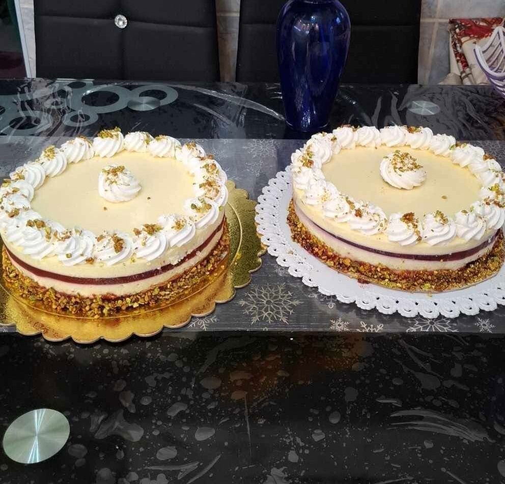 Fehércsokis pisztáciás torta málnával (Alattyán tortája 2021.)