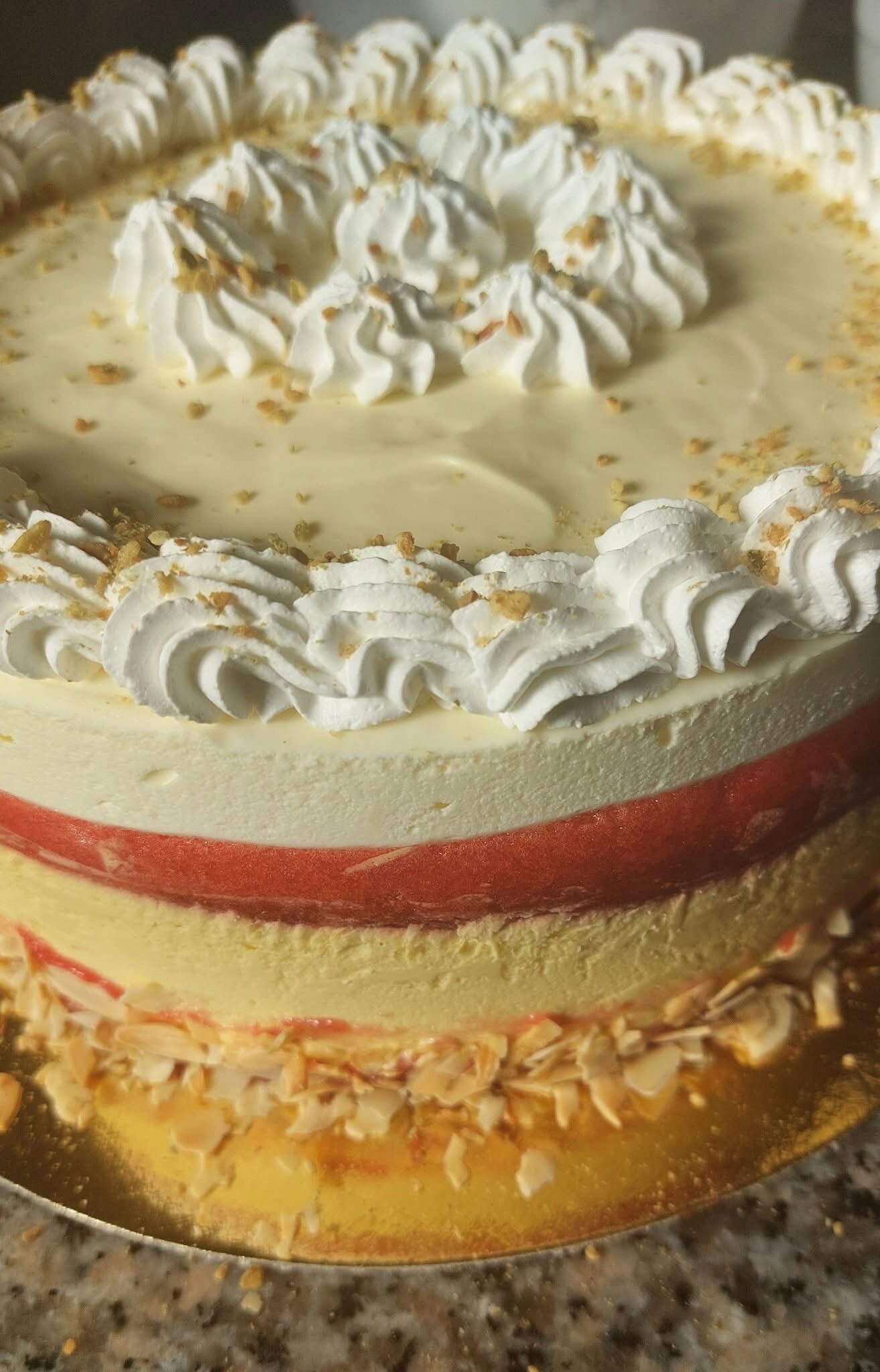 Fehér csokis mangó torta eperrel
