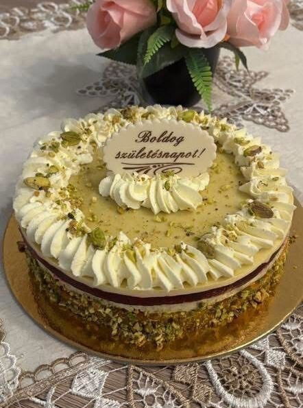 Fehércsokis pisztáciás torta málnával (Alattyán tortája 2021.)