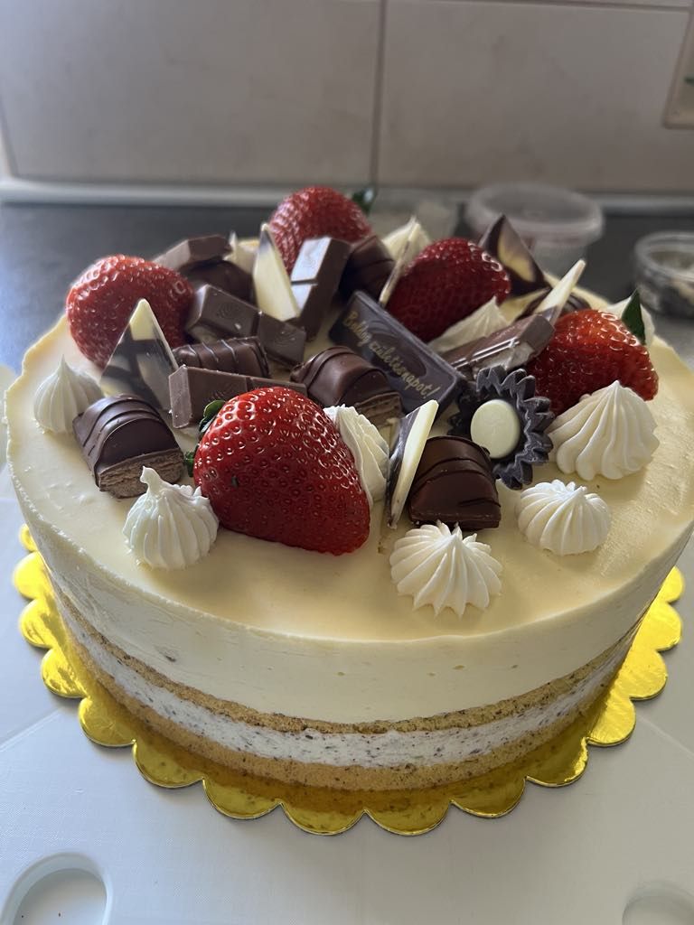 Lime-os joghurtos fehér csokis torta törökmogyorós trüffellel
