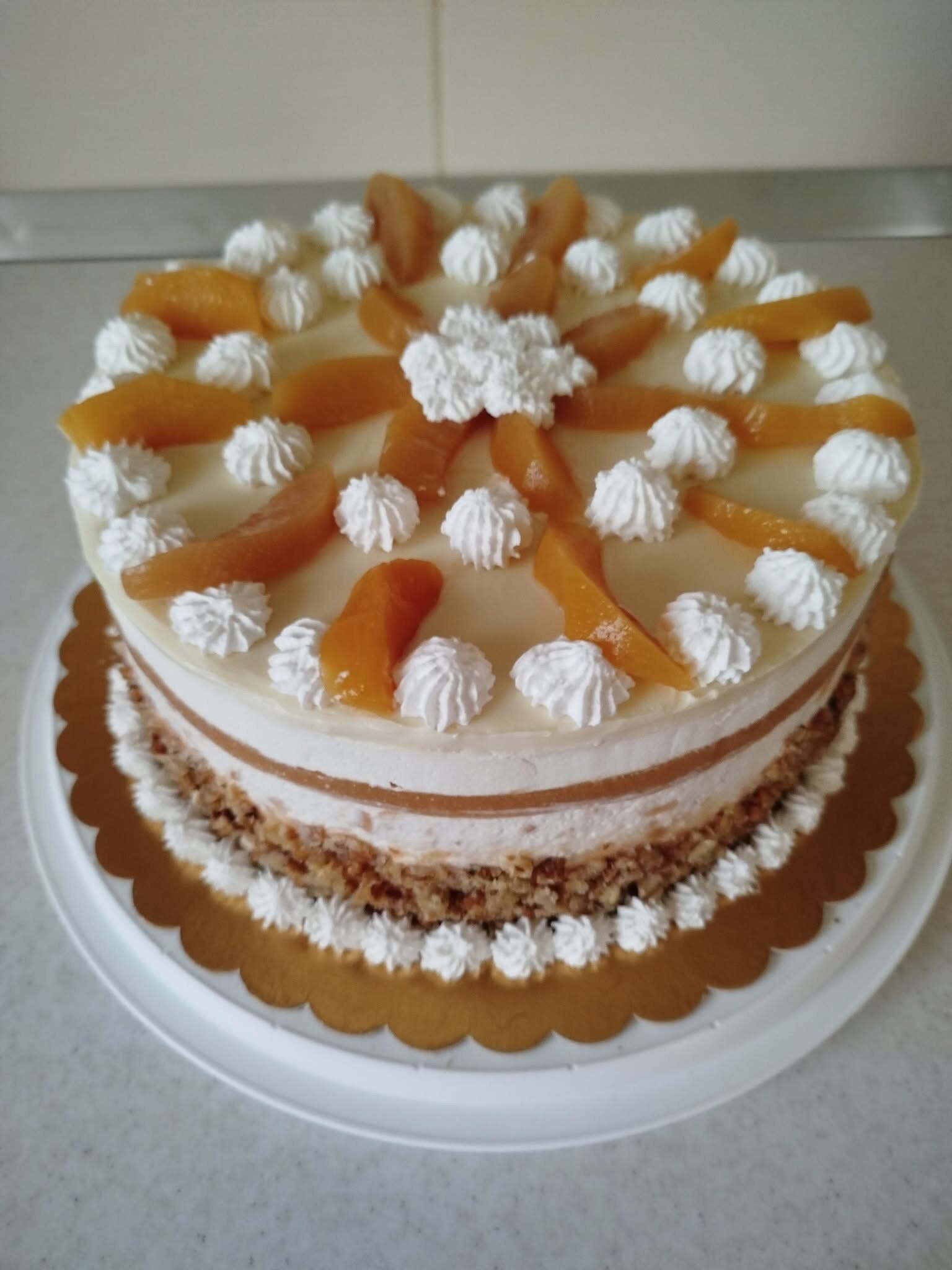 Fehércsokis őszibarack torta