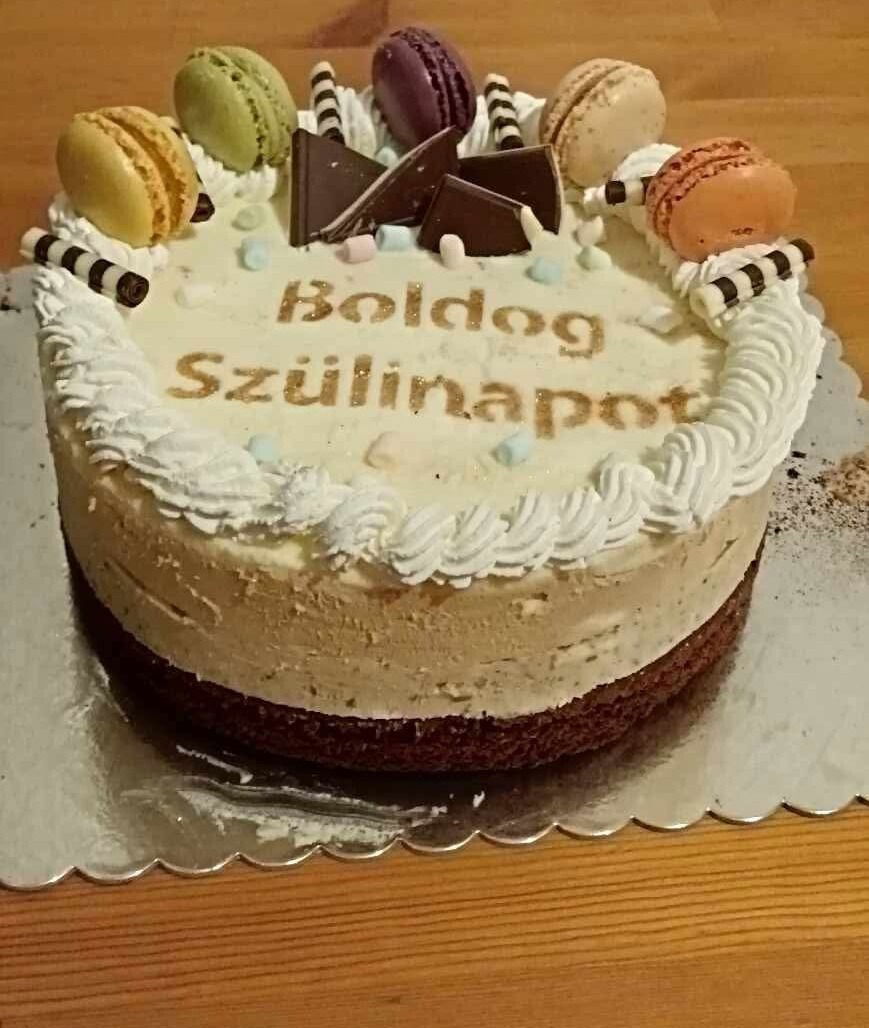 Kávés gesztenyetorta friss gyümölcsökkel