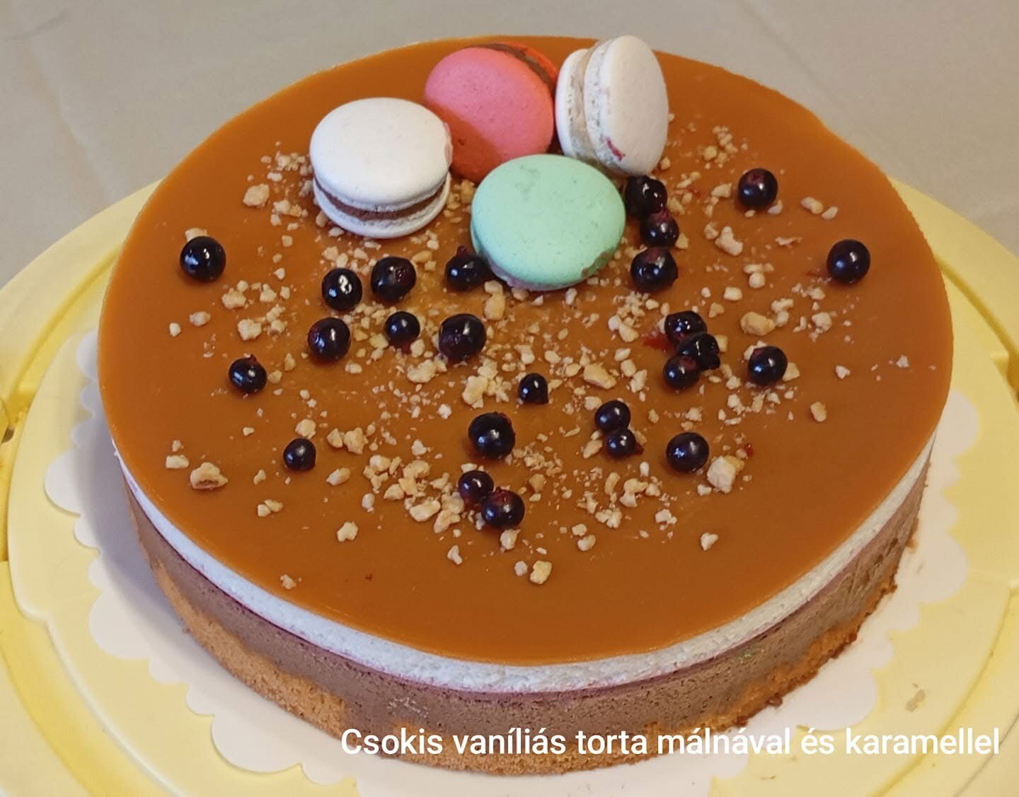 Csokis-vaníliás torta eperrel, és karamellel