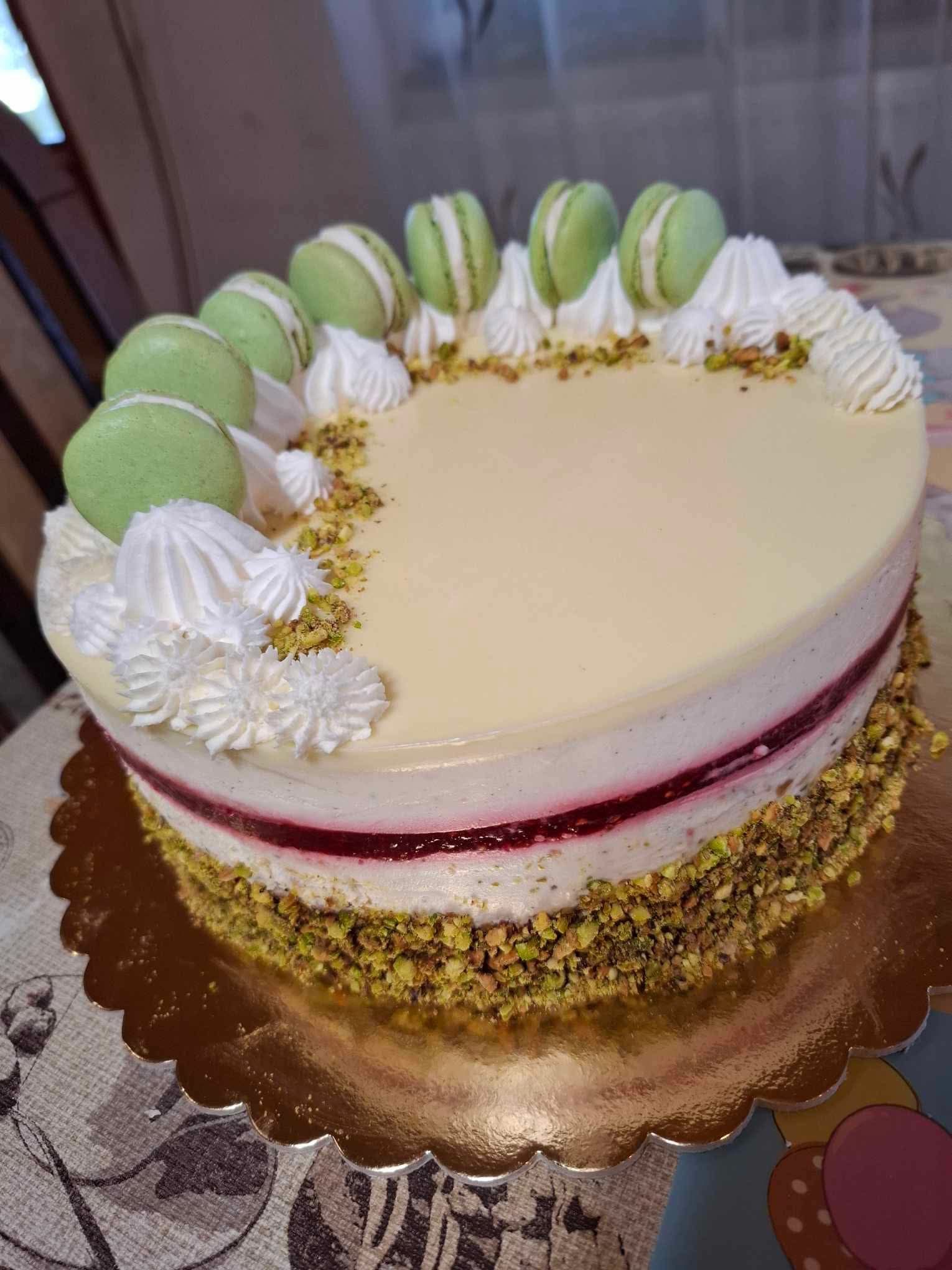 Fehércsokis pisztáciás torta málnával (Alattyán tortája 2021.)