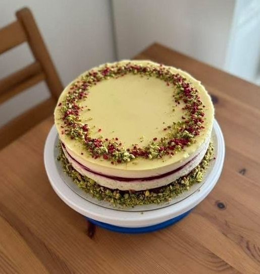 Fehércsokis pisztáciás torta málnával (Alattyán tortája 2021.)
