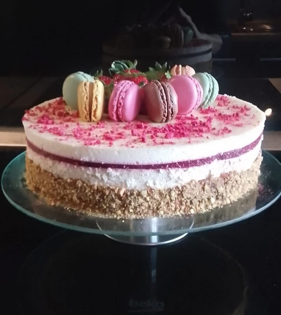 Fehércsokis pisztáciás torta málnával (Alattyán tortája 2021.)