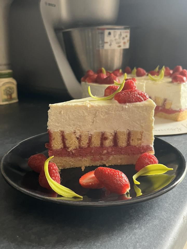 Málnás-epres piskótatekercs torta