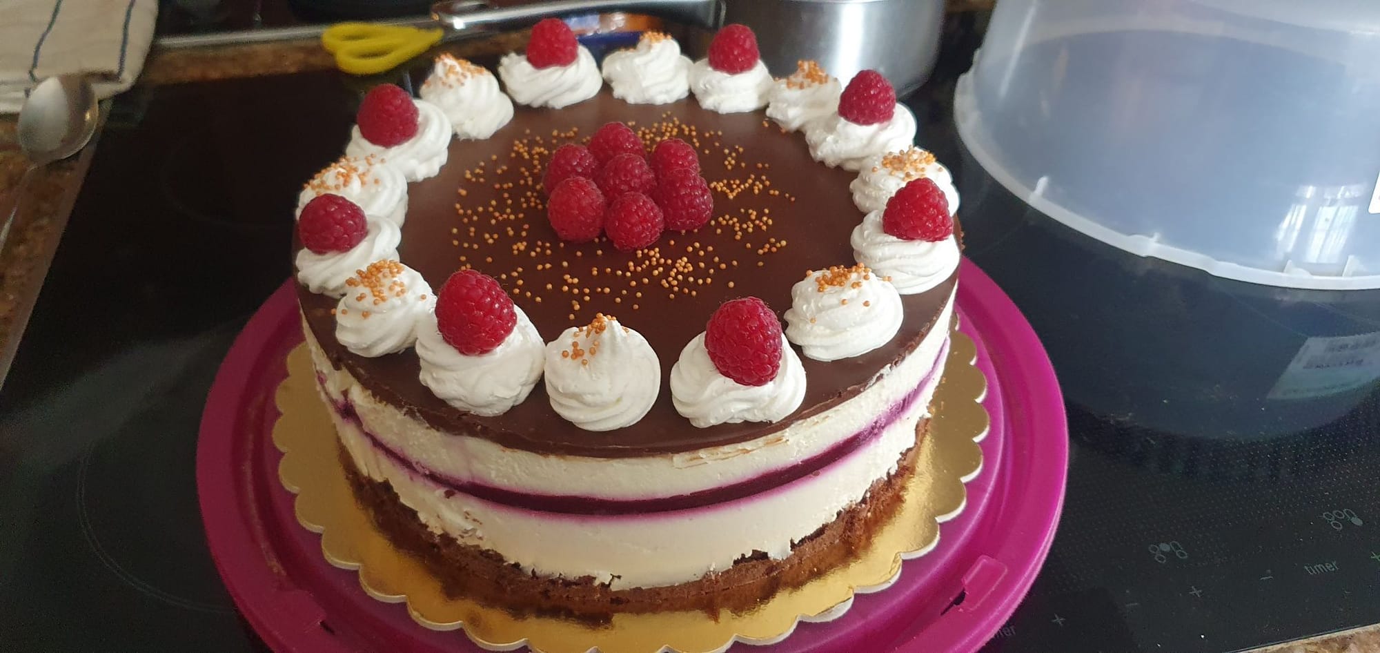 Fehércsokis túrókrém torta málnával