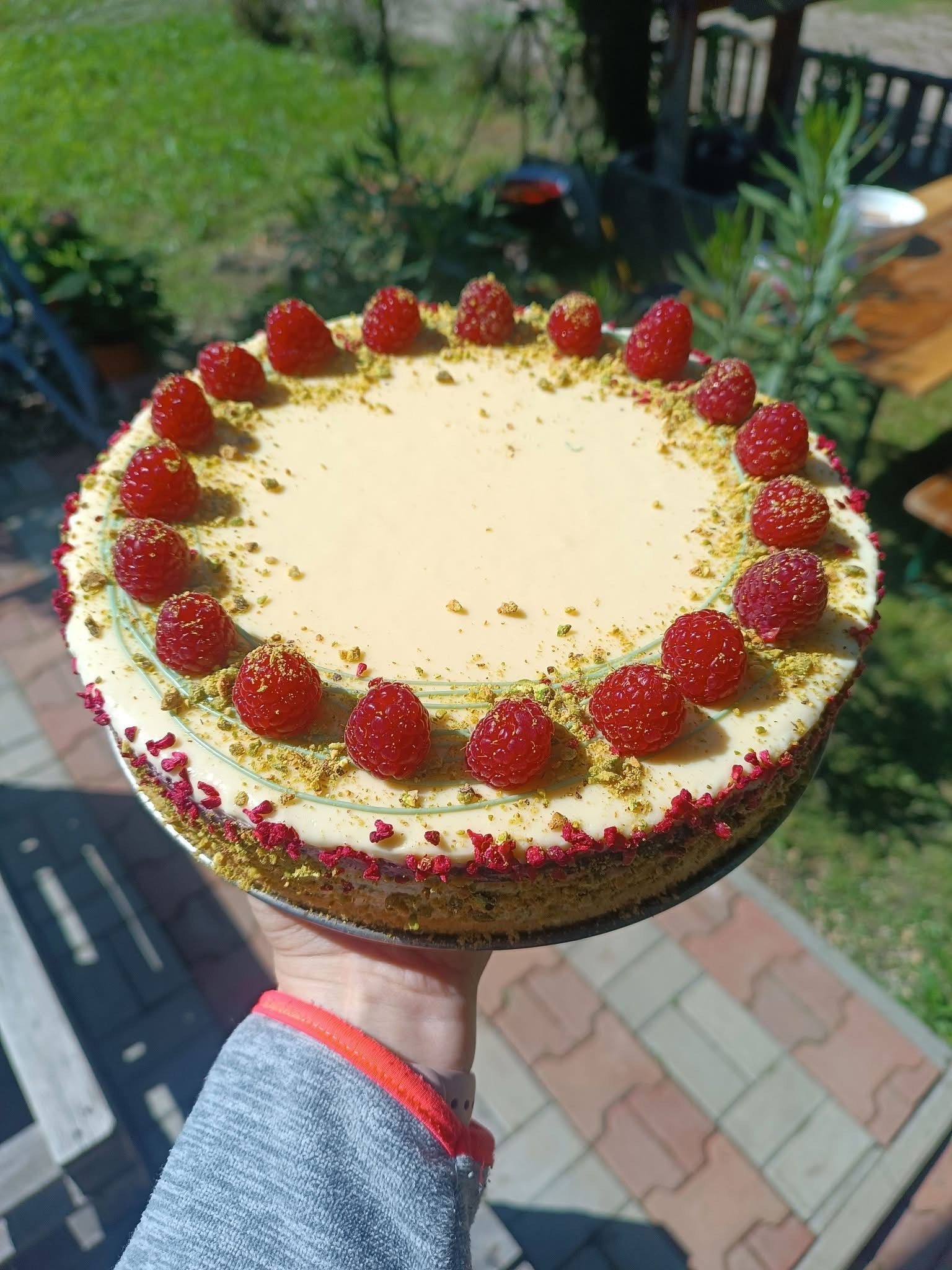Fehércsokis pisztáciás torta málnával (Alattyán tortája 2021.)