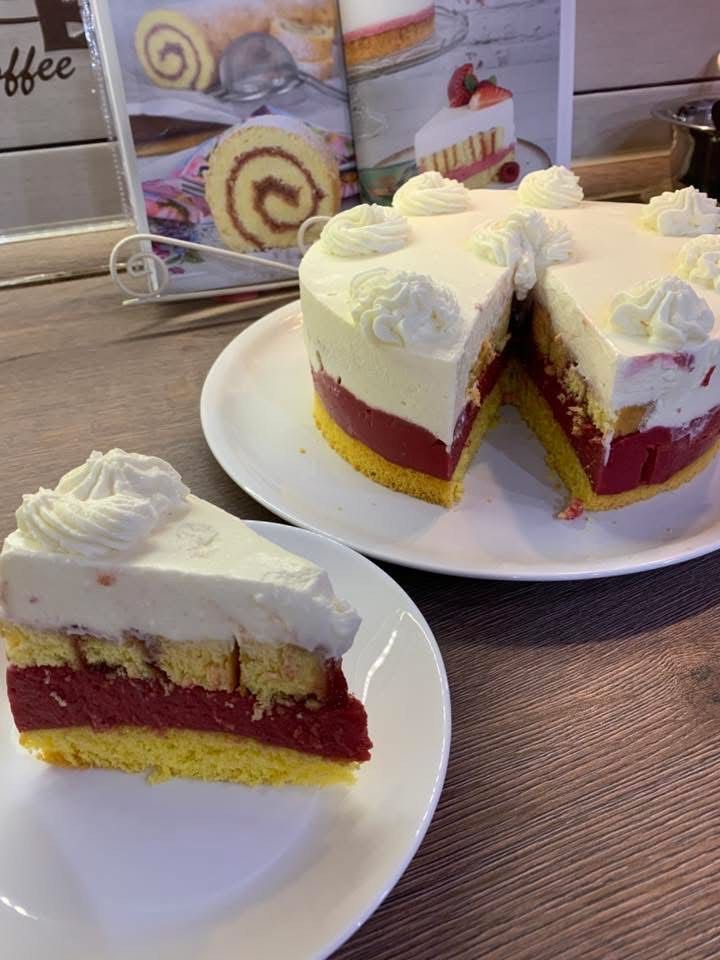 Málnás-epres piskótatekercs torta