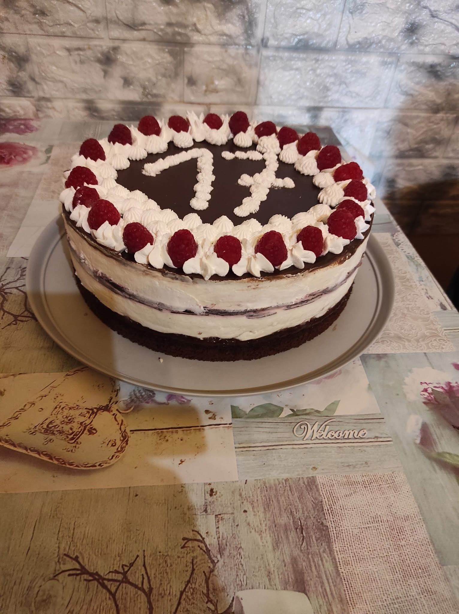 Fehércsokis túrókrém torta málnával
