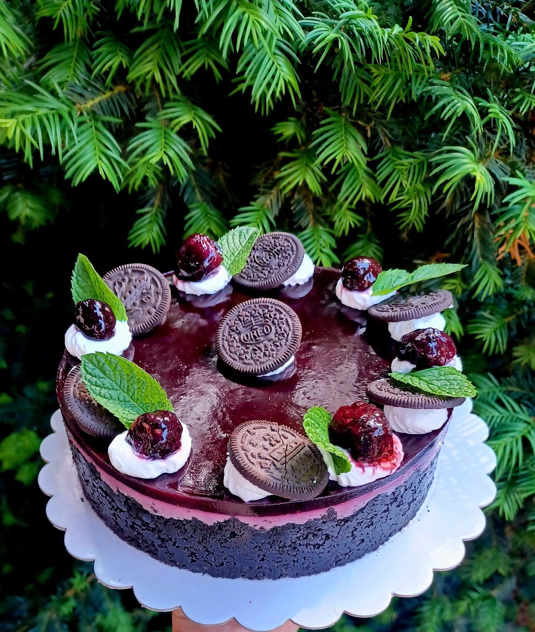 Karamellás "O keksz" torta fekete szederrel, áfonyával (sütés nélkül!)